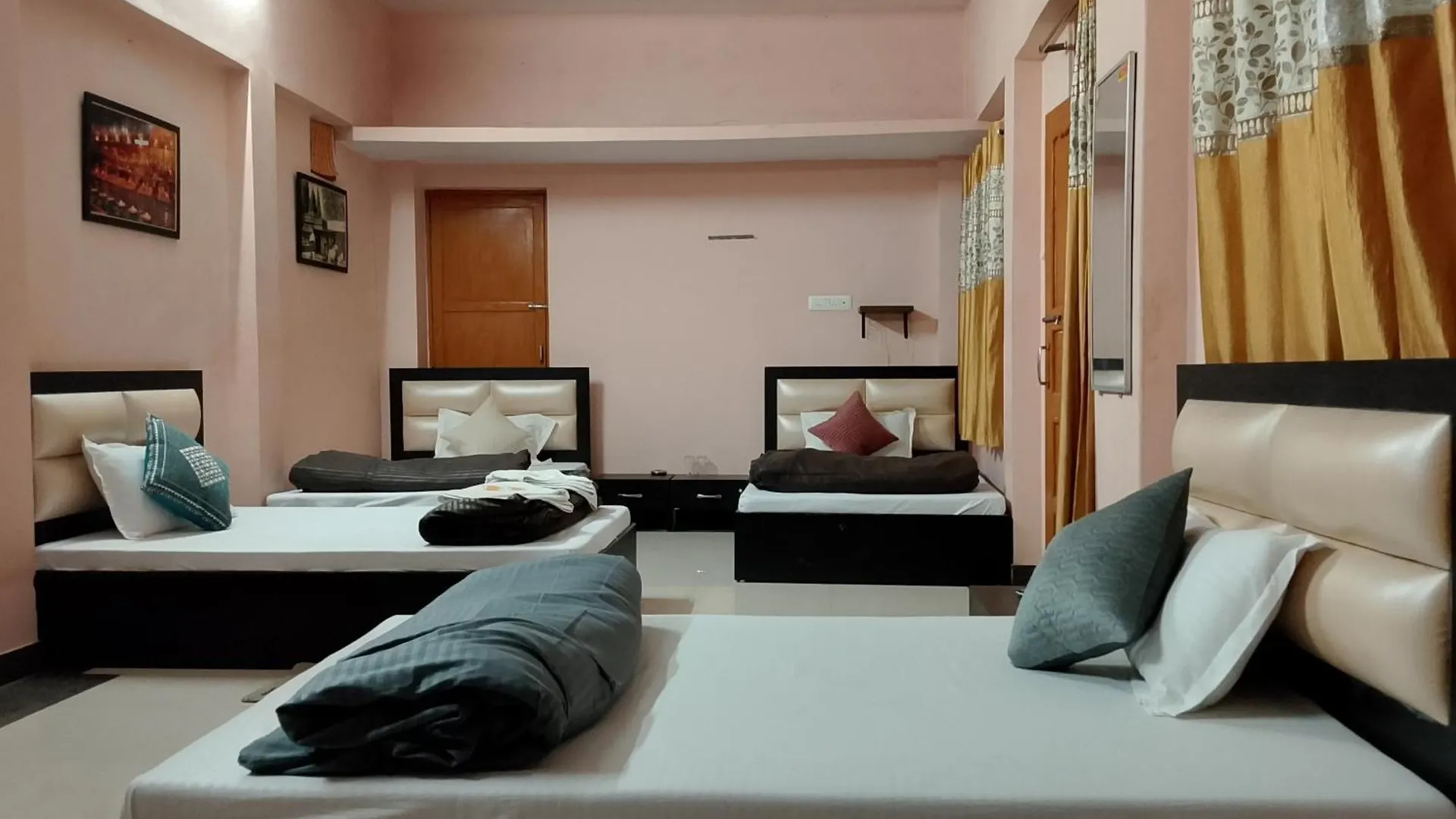 Hr Paying Guest House Varanasi 3*,  India